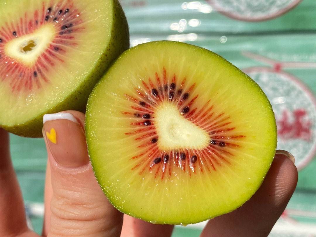 红心猕猴桃切片浸泡在温水中