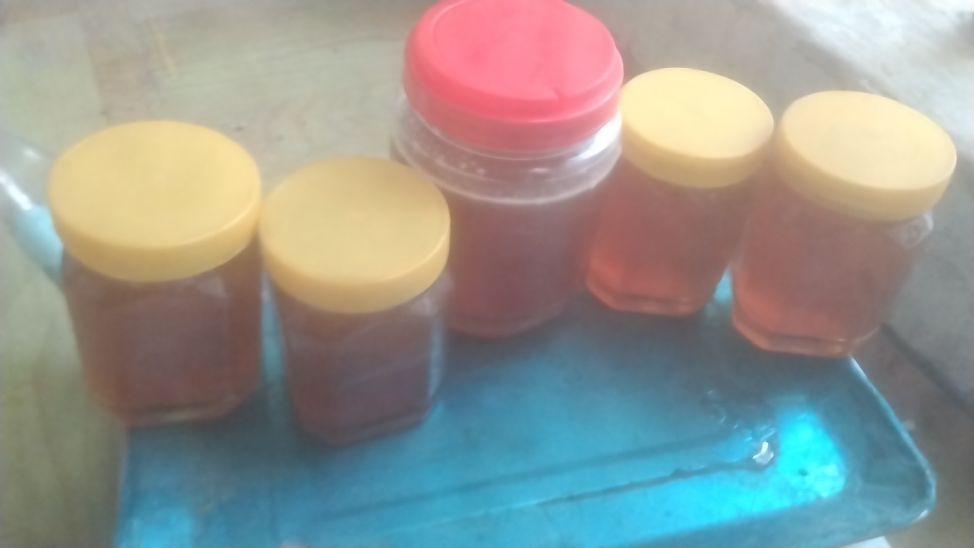 四季玫瑰花瓣被用于制作手工玫瑰蜜饯的过程