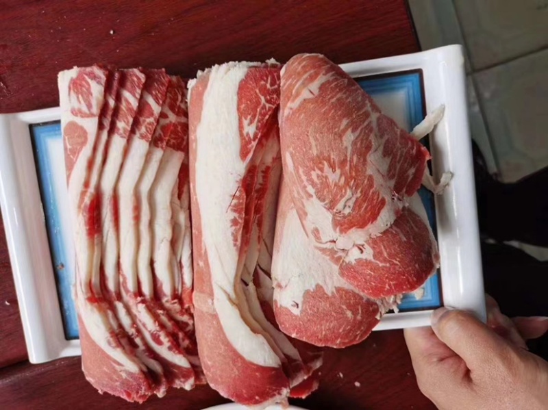 美式肥牛，谷饲，纯干原切精修，颜色鲜亮，烧烤煎涮炖均可。