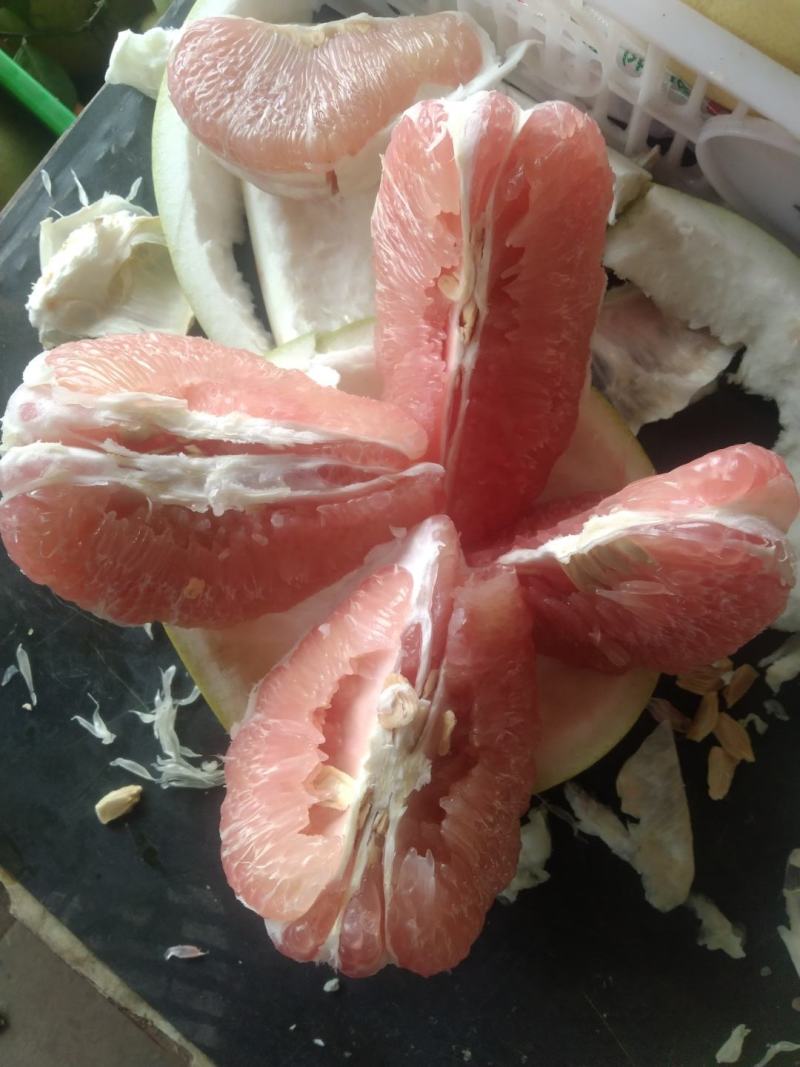 松林红心柚，囗感纯正，色泽鲜艳，皮薄肉红，水份充足
