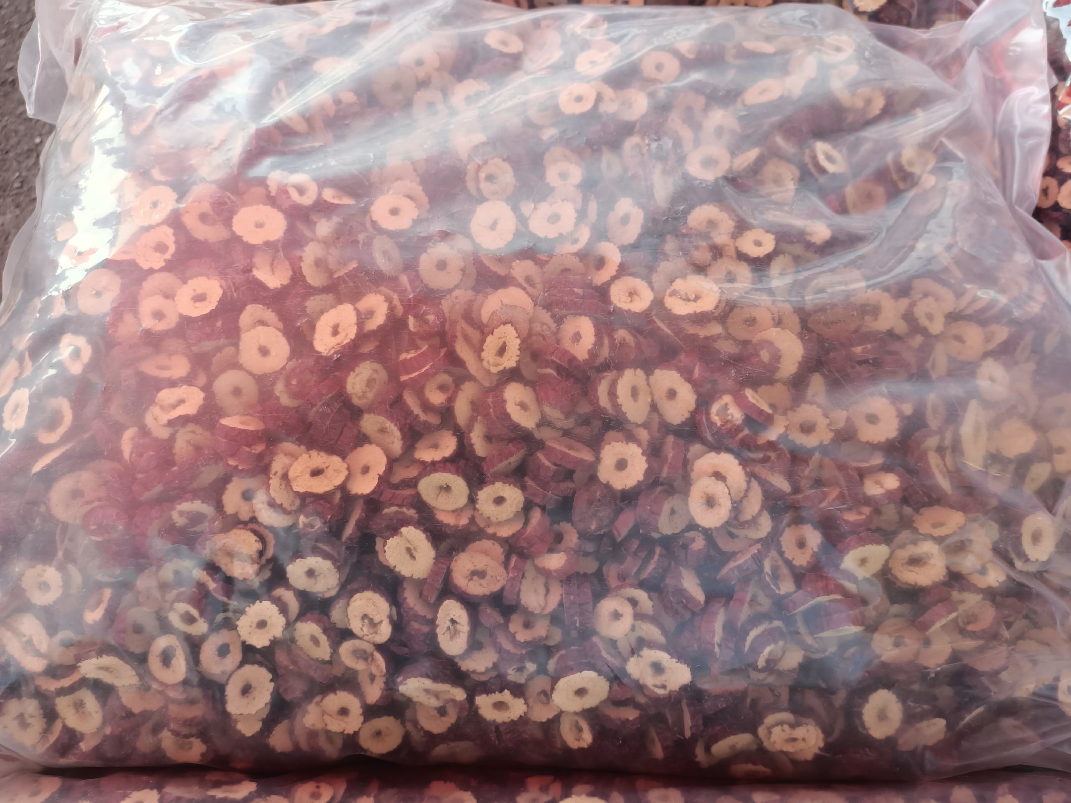 正在熬制红枣姜糖膏的锅具特写,可见浓稠膏体与红色枣皮混合状态 红枣姜糖膏制作过程图