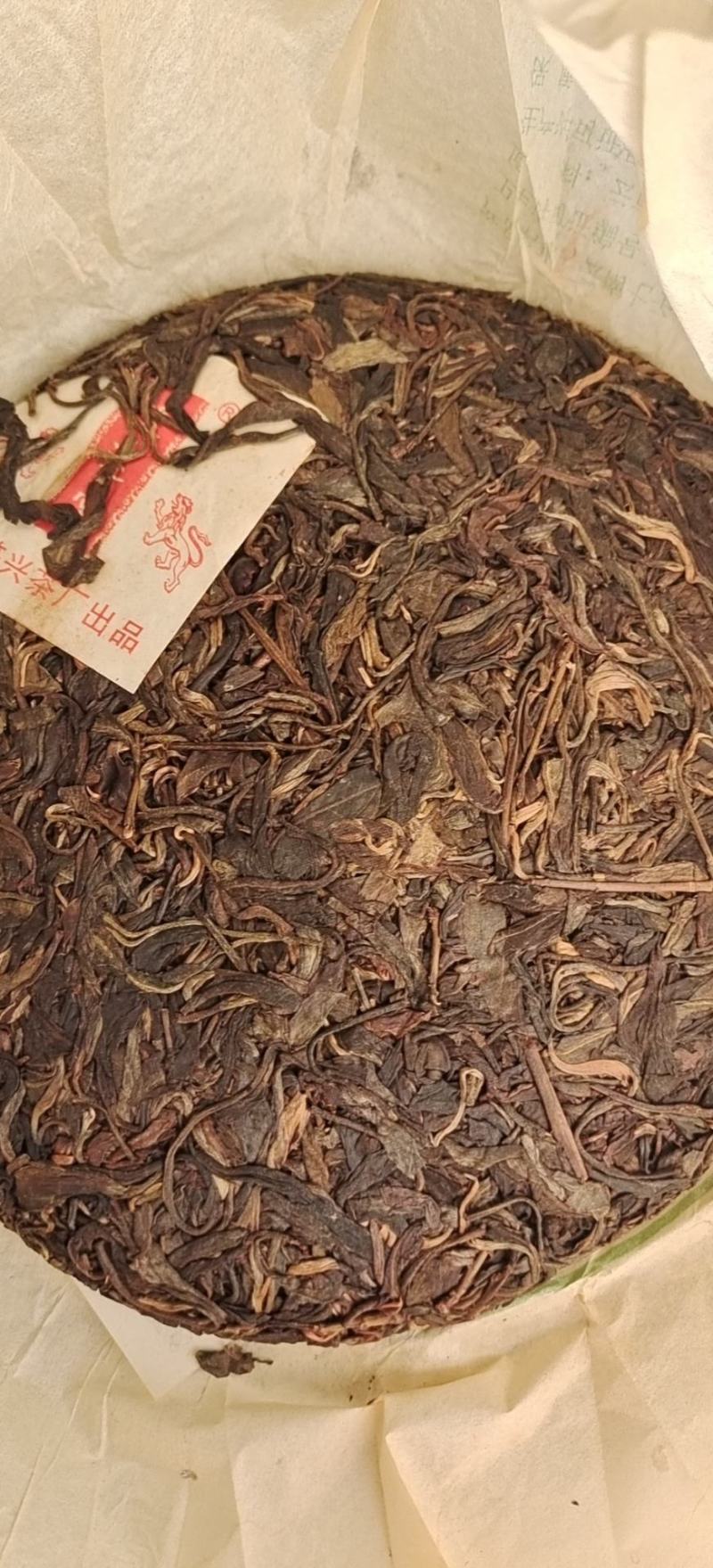 本品选用2007年六大古树山的曼撒茶山老树茶为原料精制而