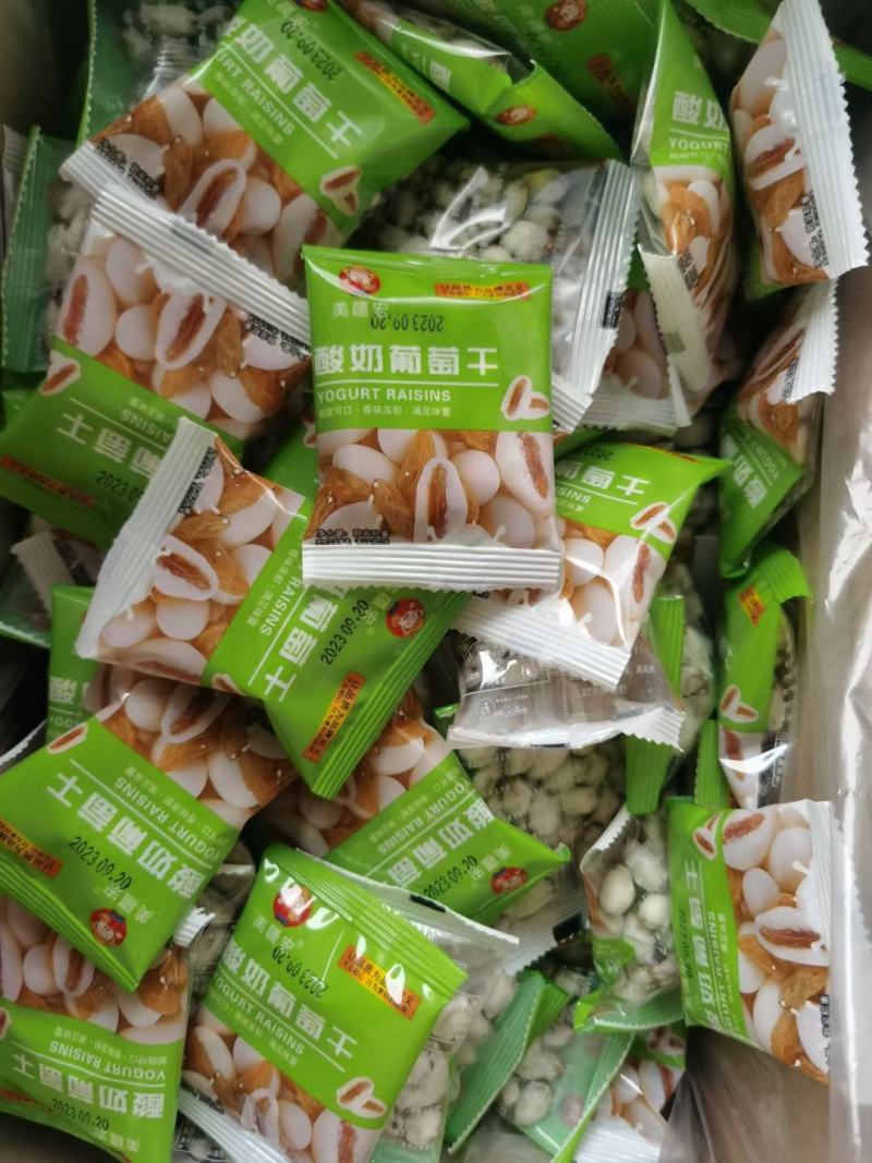 酸奶葡萄干选用优质巧克力加工制作而成，选用优质葡萄干