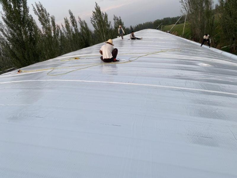 新型橡塑保温棉棉被，重量轻，保温效果好，白天吸收和光热量