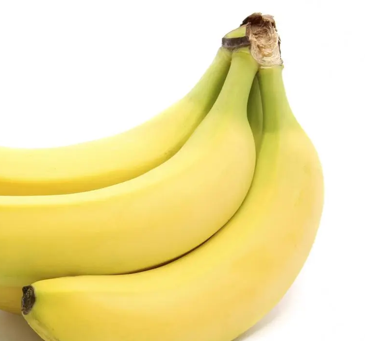 一根去皮一半的成熟红香蕉,果肉呈乳白色略带淡黄色,表面光滑湿润,旁边配有小勺准备食用,背景为浅色餐布,突出食物的新鲜感 单根成熟红香蕉特写