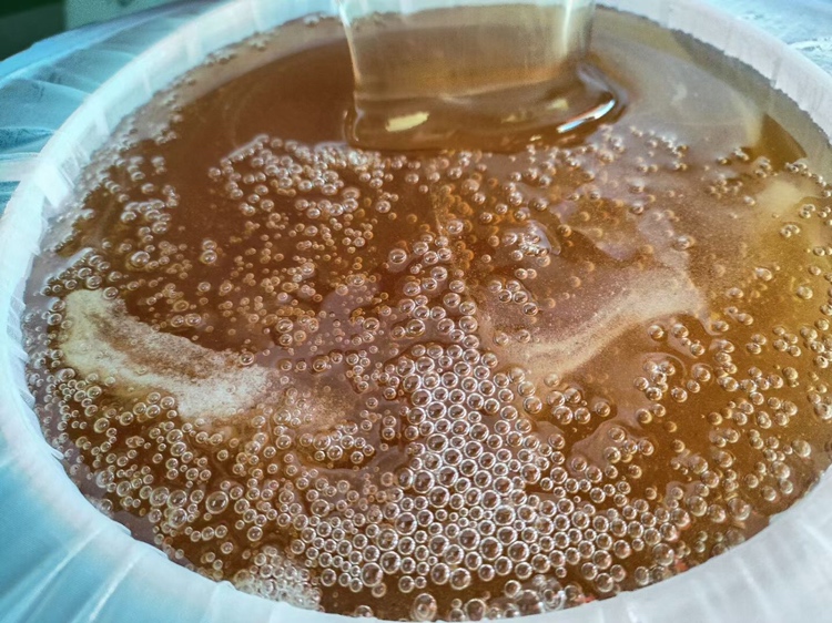 一张展示蜂蜜主要成分比例的科学图表,包含果糖、葡萄糖、水分、酶类和其他微量成分的饼状分布图,背景为淡黄色蜂蜜质感纹理 蜂蜜成分分析图