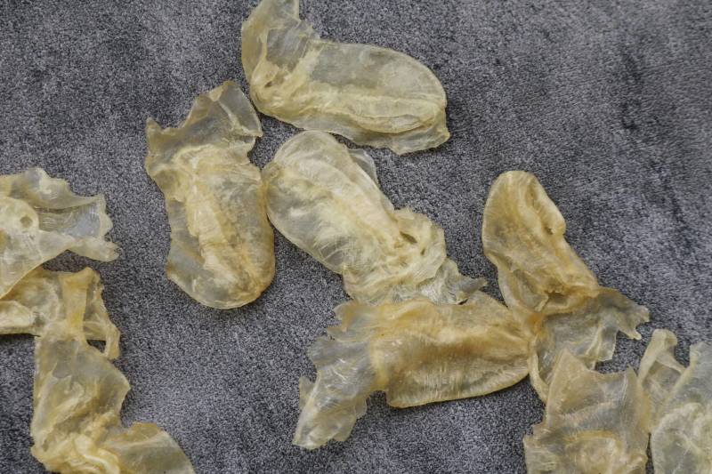 石鳘鱼胶口感有弹性，胶质细腻，泡发好规格齐全