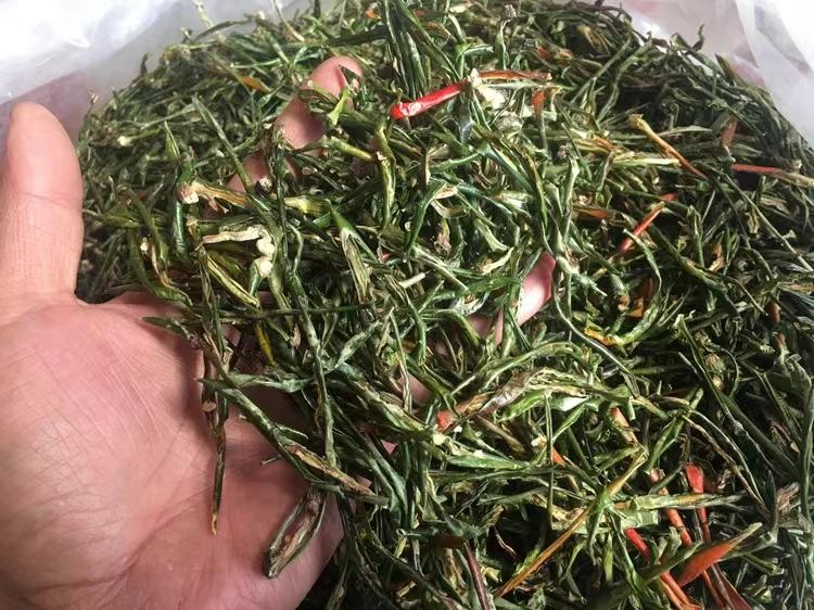 展示干辣椒与鲜辣椒的外观对比,左边为干辣椒,右边为新鲜辣椒 干辣椒与鲜辣椒对比图