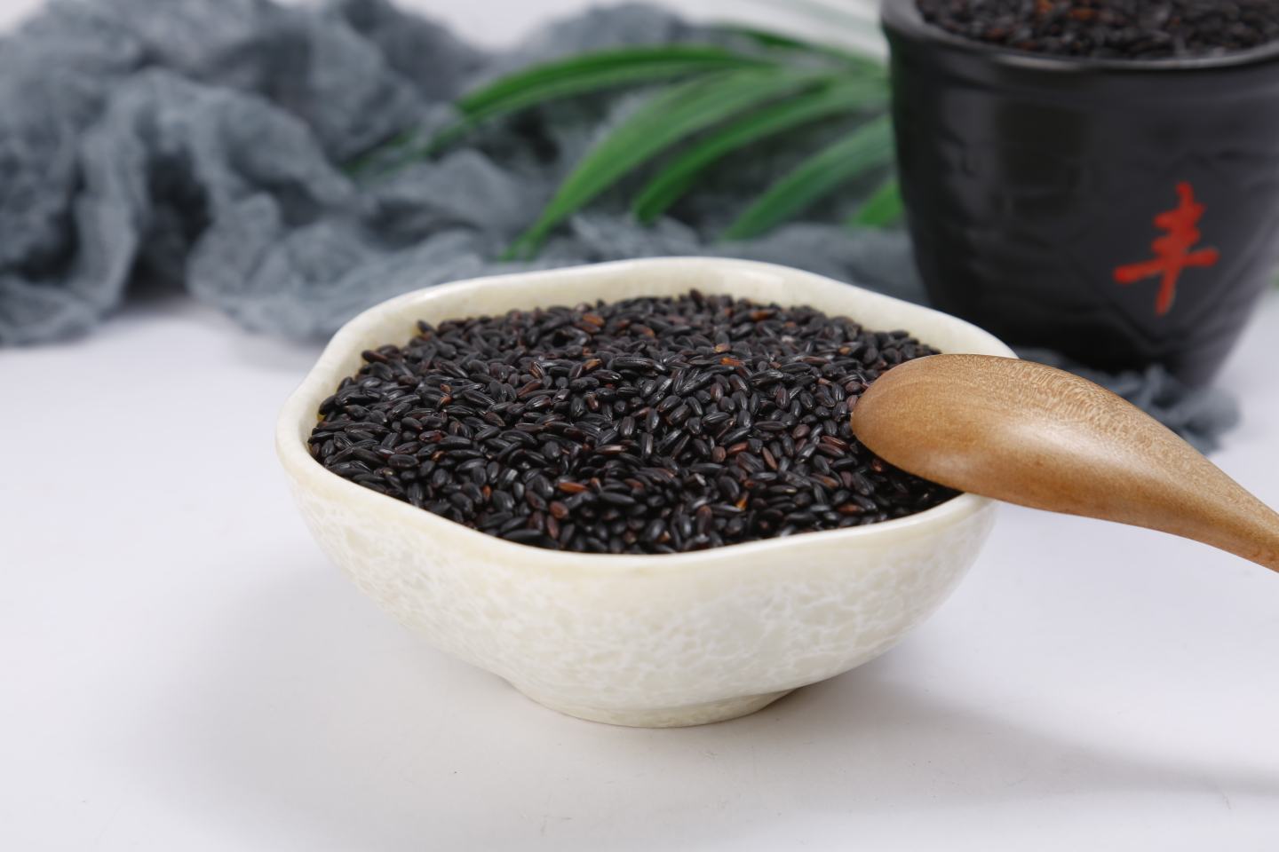 黑木耳与小米的营养成分对比图