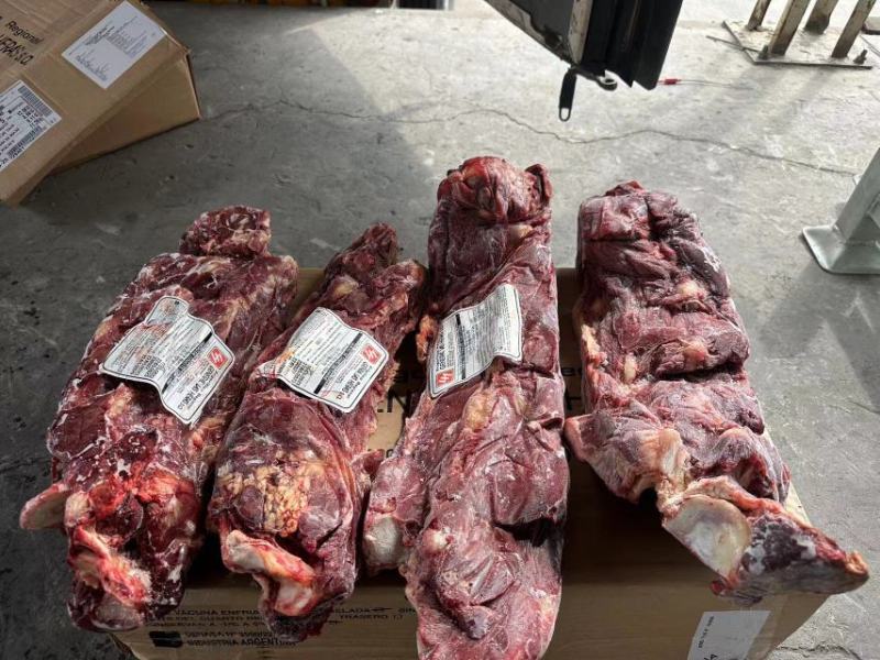 牛脖骨，我们是厂家直销，一手货源，所有商品齐全，日期近。