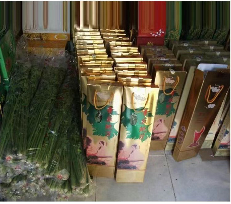 香芹一号在电商平台上的包装销售场景,展示其品牌包装与物流发货情况 香芹一号电商销售场景