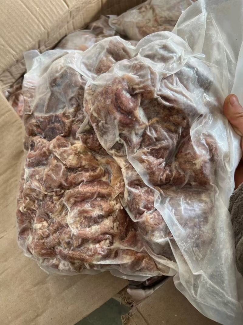 熟羊肉，精修去油去皮水煮熟山羊肉，熟度高，质量保证。