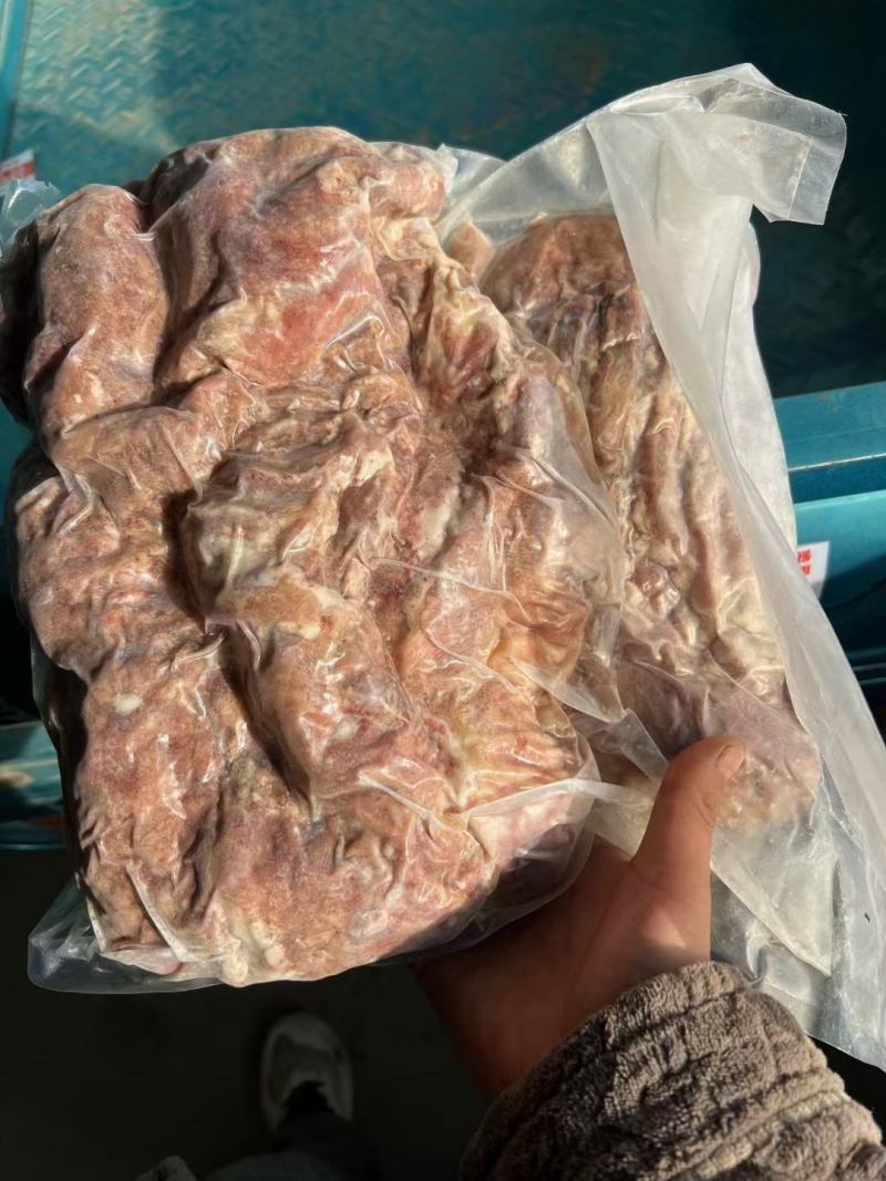 熟羊肉，精修去油去皮水煮熟山羊肉，熟度高，质量保证。