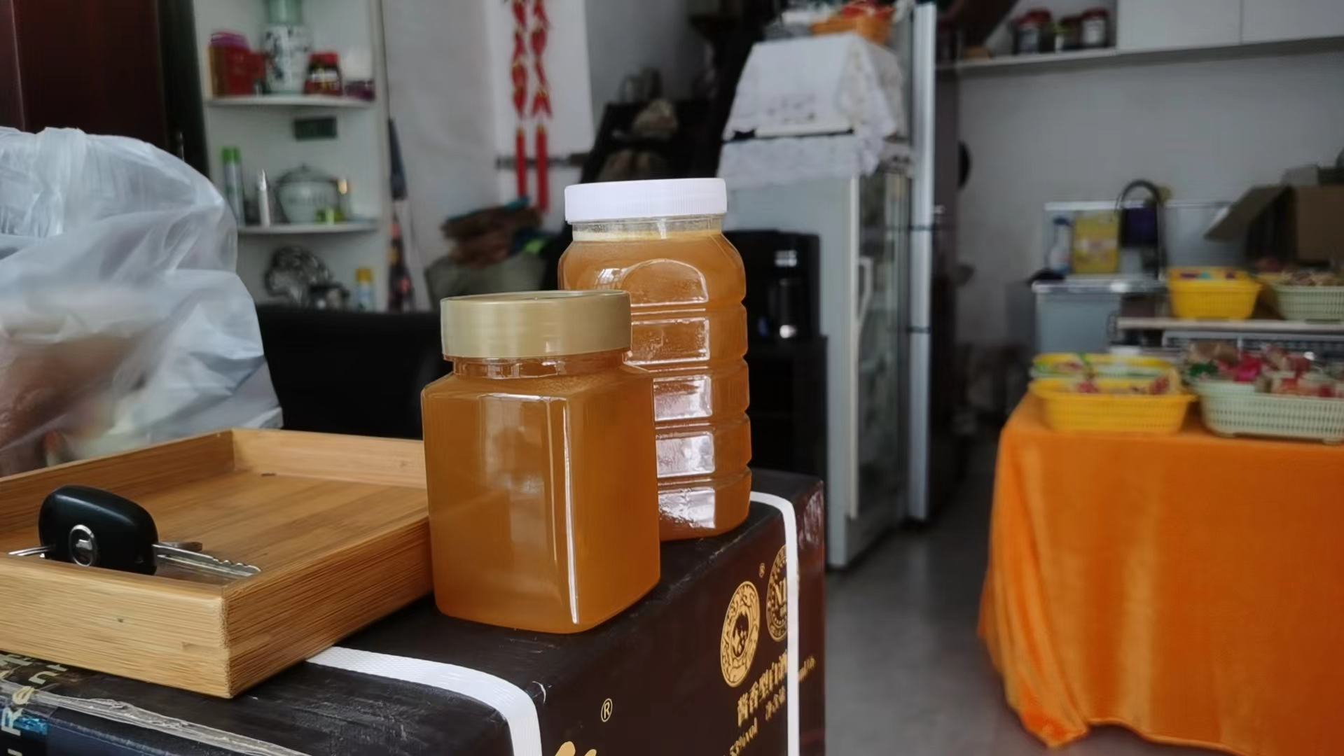 蜂蜜与陈醋放在厨房台面上的照片