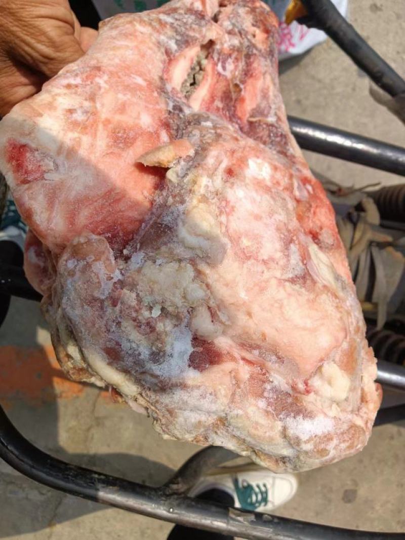 带肉猪头骨，每个5.6斤