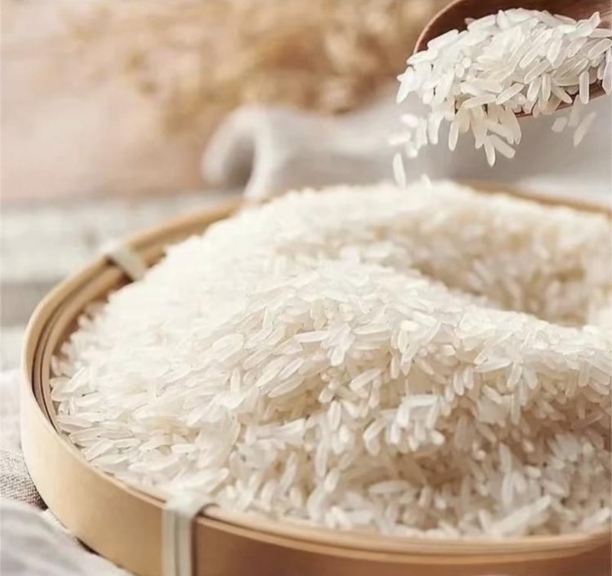 一碗盛放在玻璃碗中的香芋椰汁西米露,表面撒有碎椰丝,色泽诱人 香芋椰汁西米露成品图