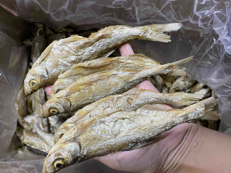 油炸鱼干地摊展会批发油炸翘嘴鱼干开肚白条白肖