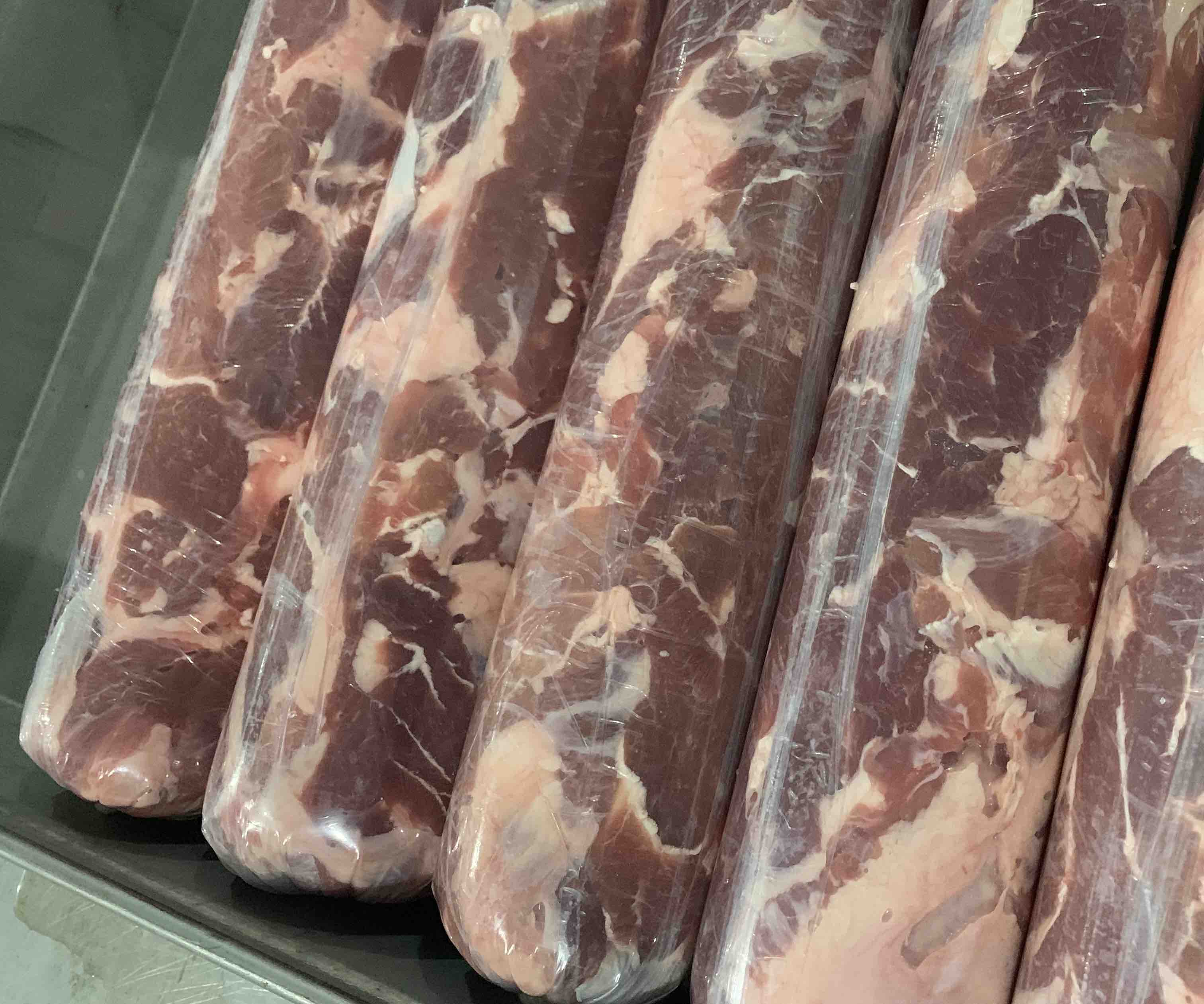 波尔山羊肉制品展示图,包括冷鲜肉、真空包装羊肉卷、羊肉串等深加工产品 波尔山羊肉制品展示图
