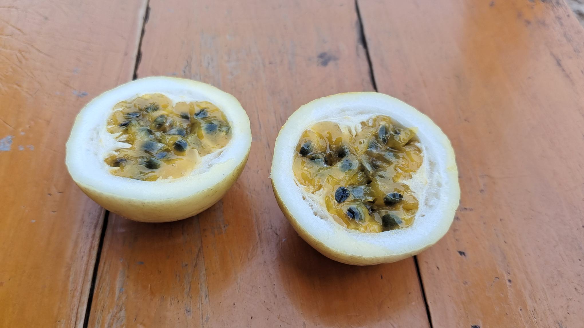 百香果切开露出果肉与果籽