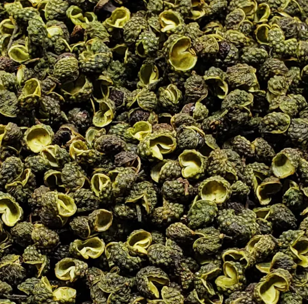 显微镜下花椒油腺结构清晰可见,圆形油囊分布在果皮表面,内部充满挥发性精油;图示标注主要化学成分分布区域,包括山椒素晶体、柠檬烯微滴等 花椒显微结构示意图