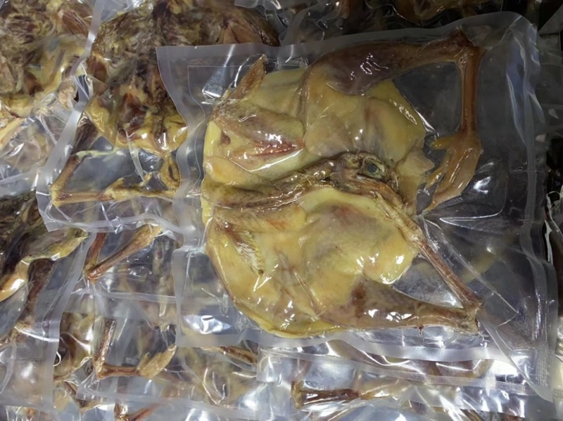 【腊肉】风吹老母鸡自然风吹日晒，传统腌制挂起来风干