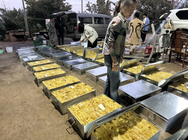 云南玉溪市江川区蜂巢蜜，蜂厂直供，不加水，没有中间商。