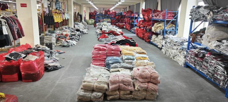 专业服装尾货库存批发，种类齐全，地摊直播实体商超货源！