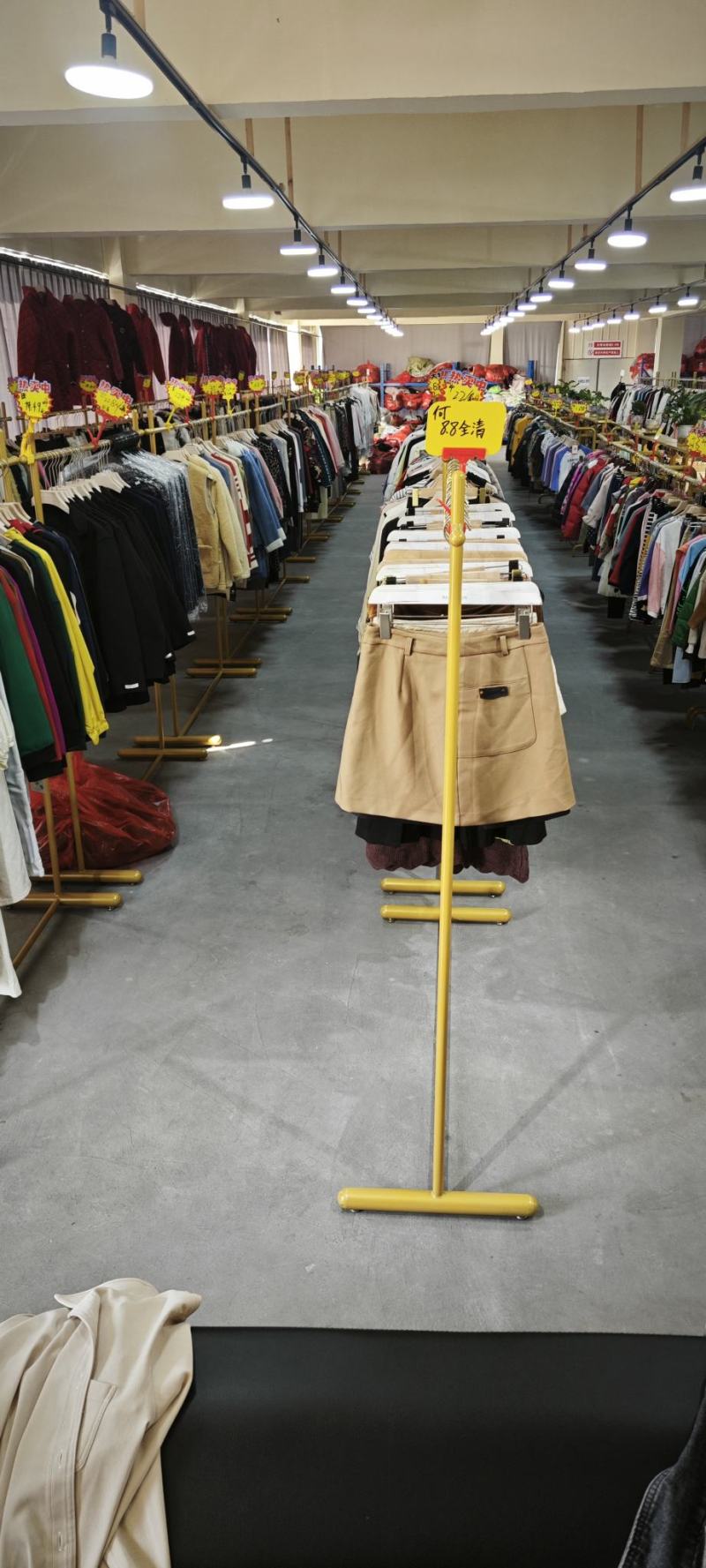 专业服装尾货库存批发，种类齐全，地摊直播实体商超货源！