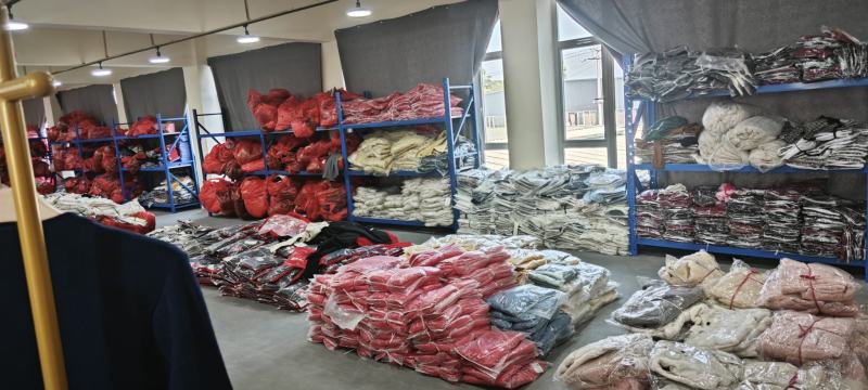专业服装尾货库存批发，种类齐全，地摊直播实体商超货源！