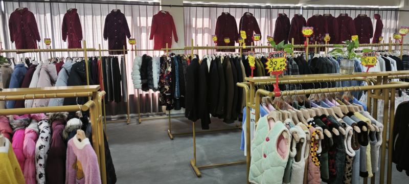 专业服装尾货库存批发，种类齐全，地摊直播实体商超货源！