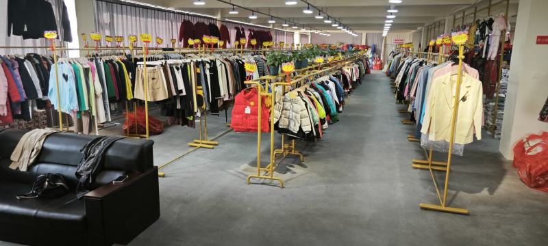 专业服装尾货库存批发，种类齐全，地摊直播实体商超货源！