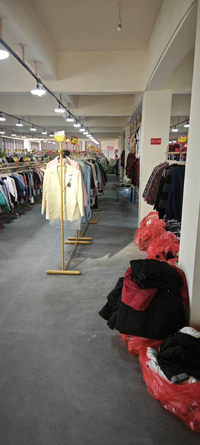专业服装尾货库存批发，种类齐全，地摊直播实体商超货源！