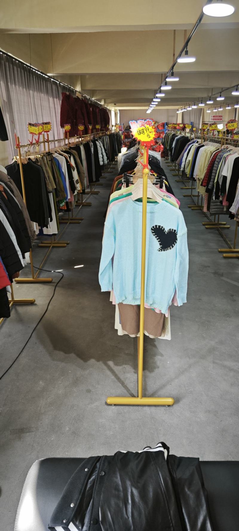 专业服装尾货库存批发，种类齐全，地摊直播实体商超货源！