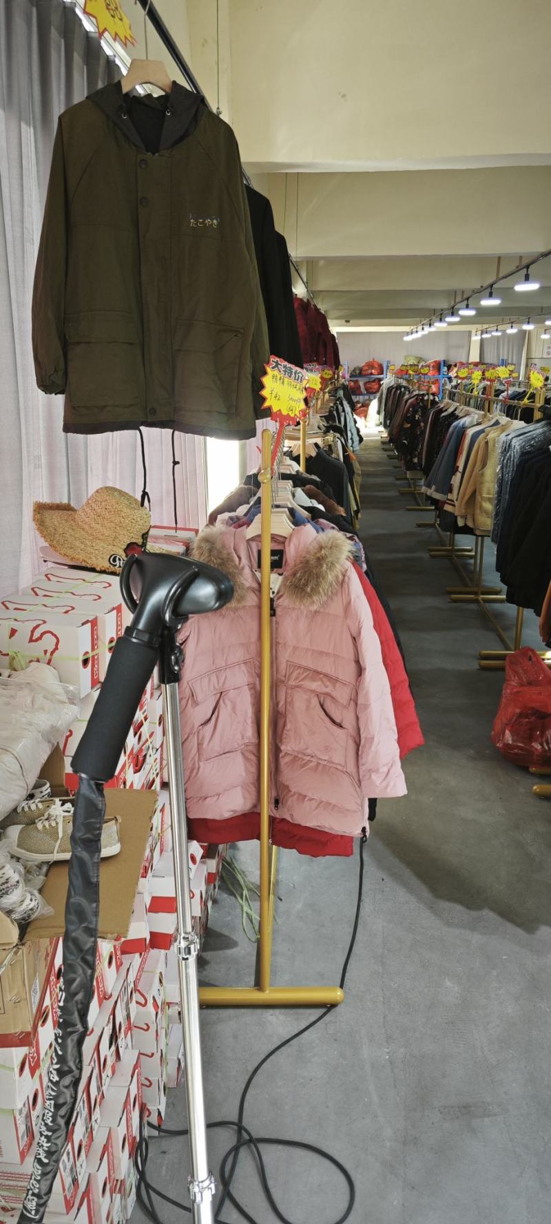 专业服装尾货库存批发，种类齐全，地摊直播实体商超货源！