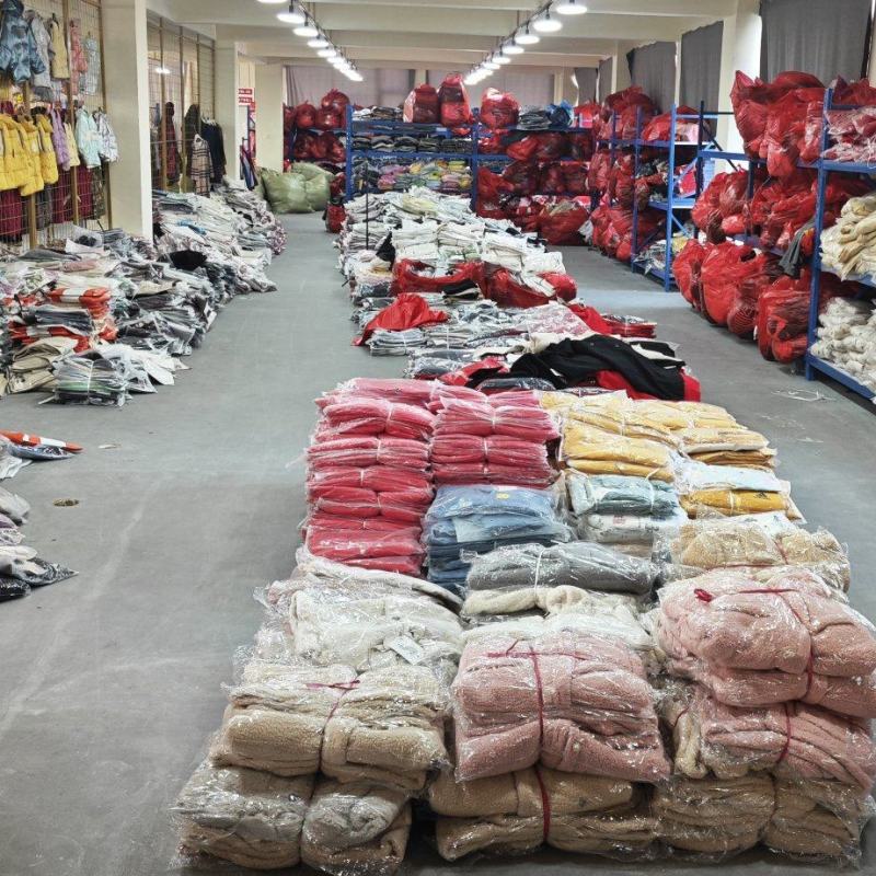 专业服装尾货库存批发，种类齐全，地摊直播实体商超货源！