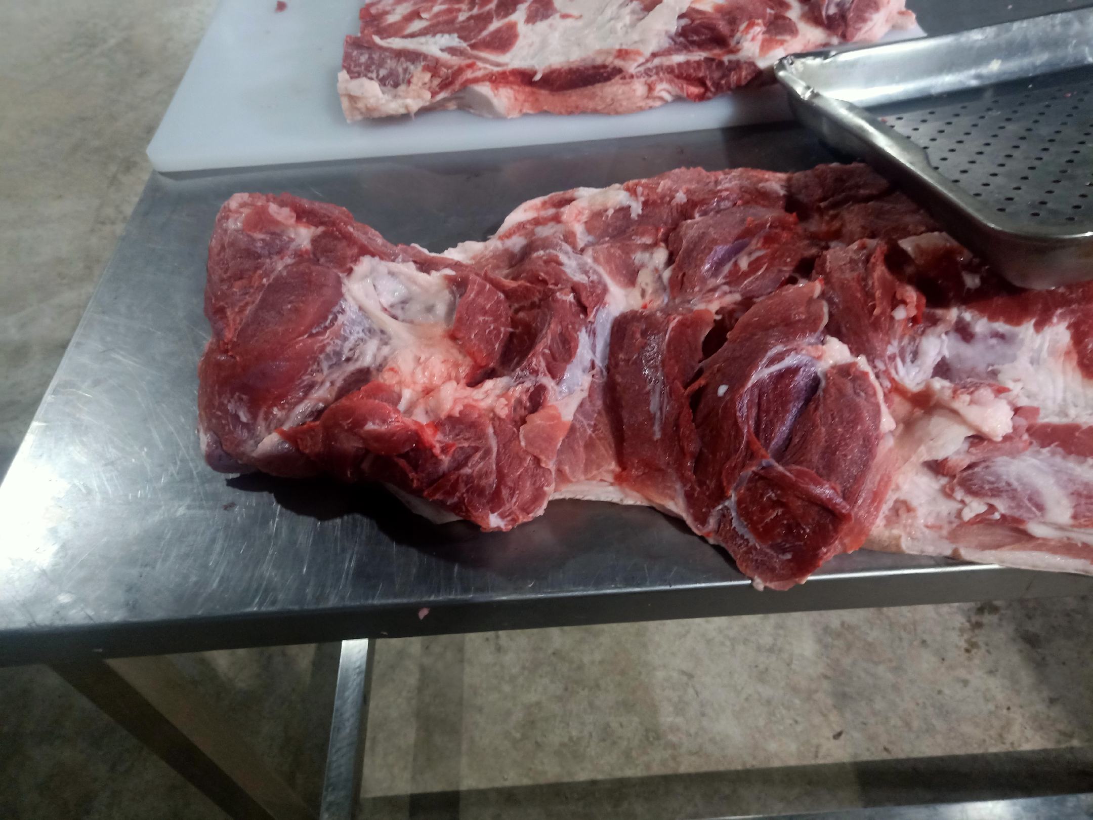 英德黑猪肉切片特写,展示其细腻纹理与脂肪分布 英德黑猪肉切片展示
