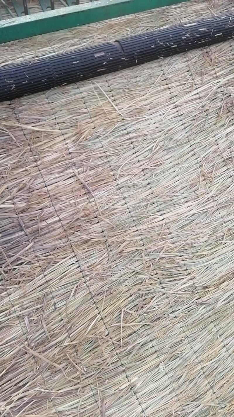 草苫，稻草和各种草制品出售。批发保暖稻草草苫大棚草帘