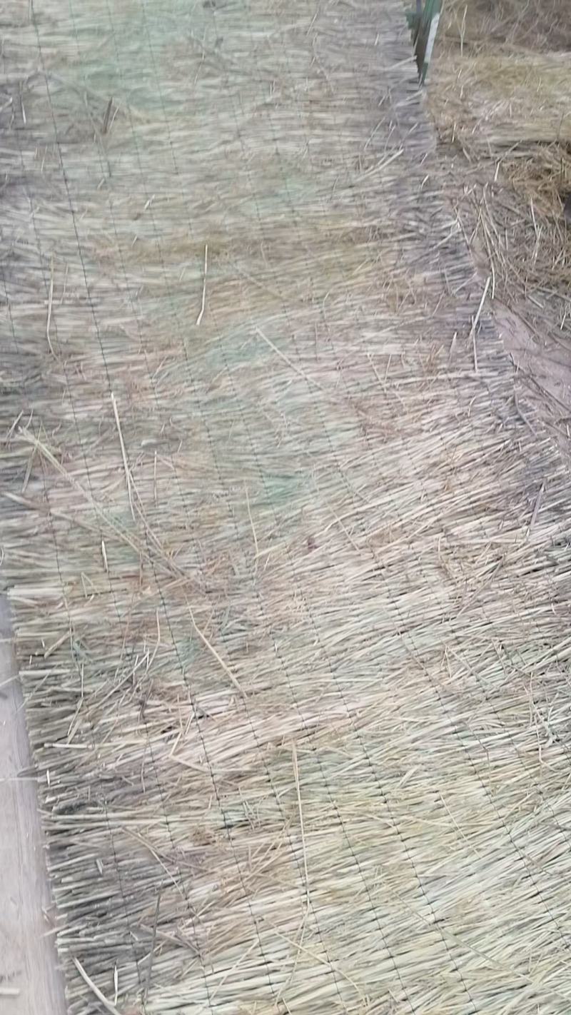 草苫，稻草和各种草制品出售。批发保暖稻草草苫大棚草帘