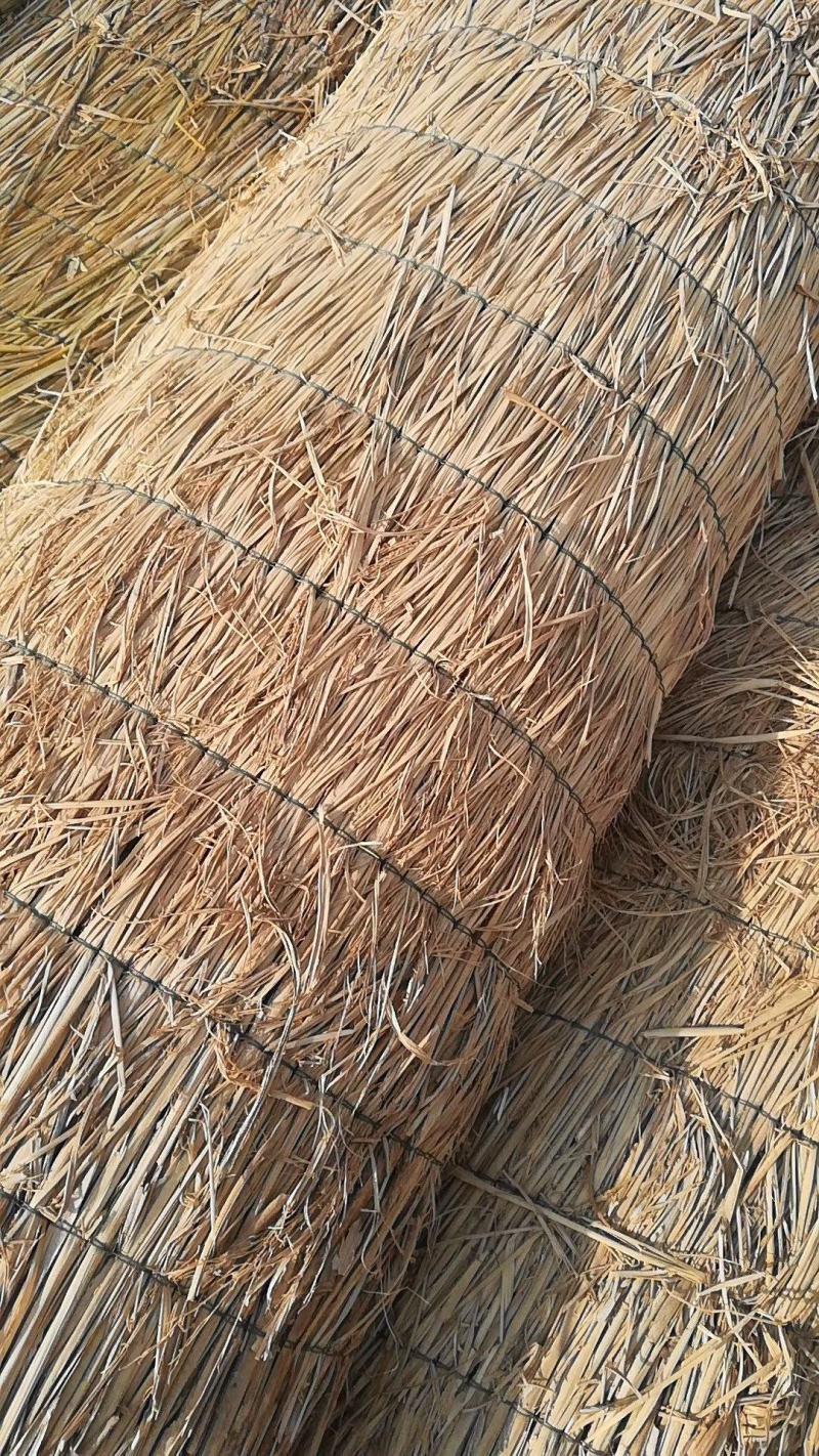 草苫，稻草和各种草制品出售。批发保暖稻草草苫大棚草帘