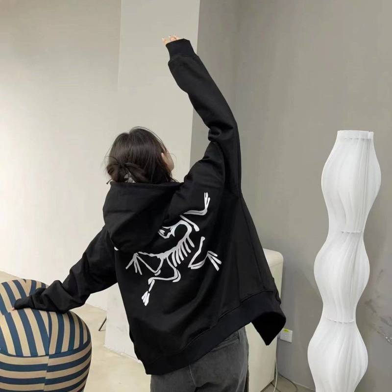 大量衣服价格低，保证质量，欢迎全国各地老板选购