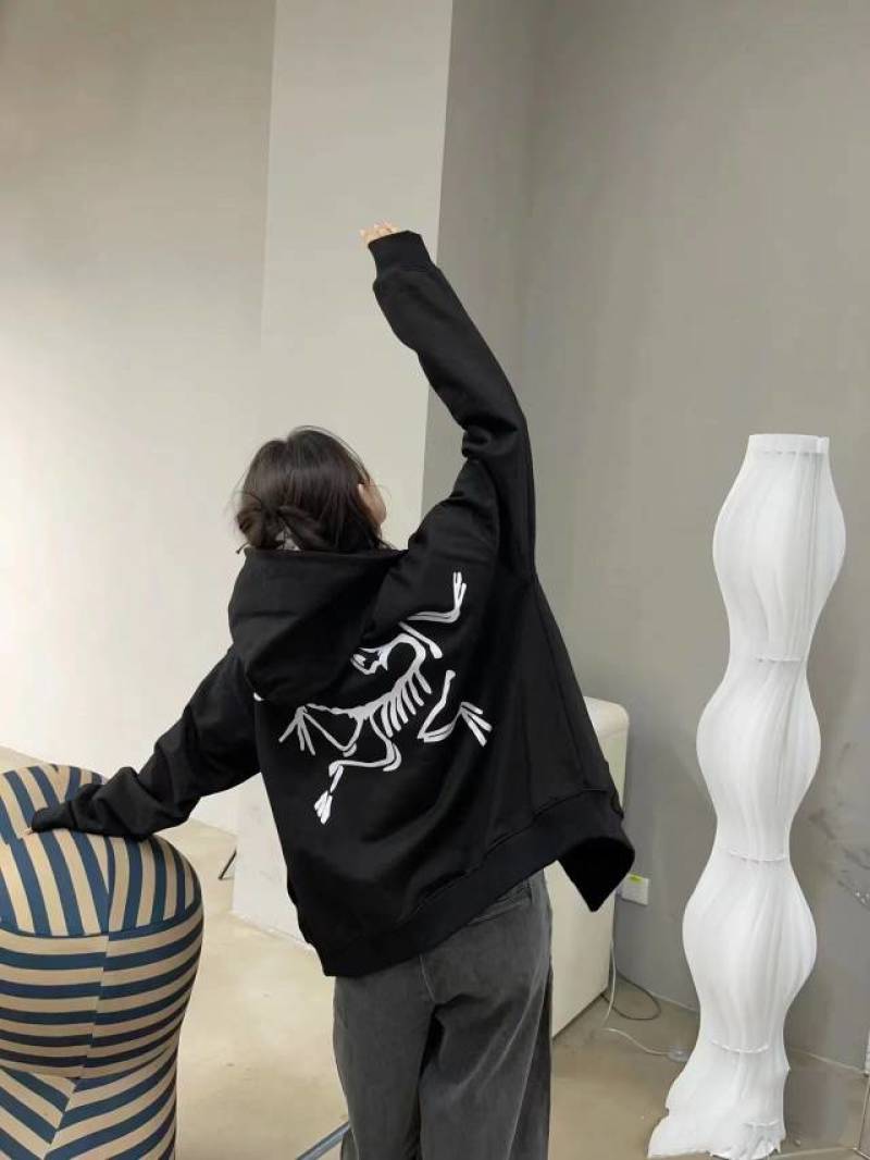 大量衣服价格低，保证质量，欢迎全国各地老板选购