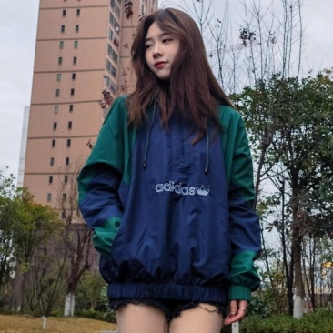 大量羽绒服价格低代发，保证质量，欢迎全国各地老板选购