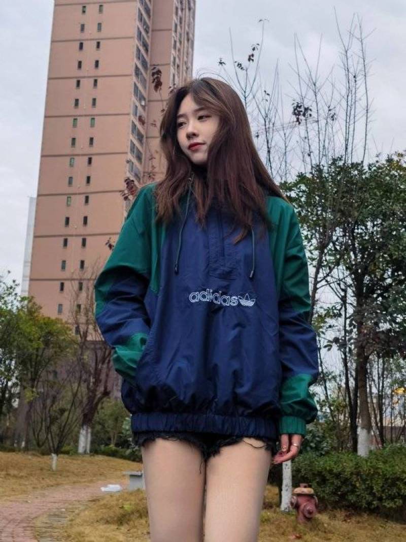 大量羽绒服价格低代发，保证质量，欢迎全国各地老板选购