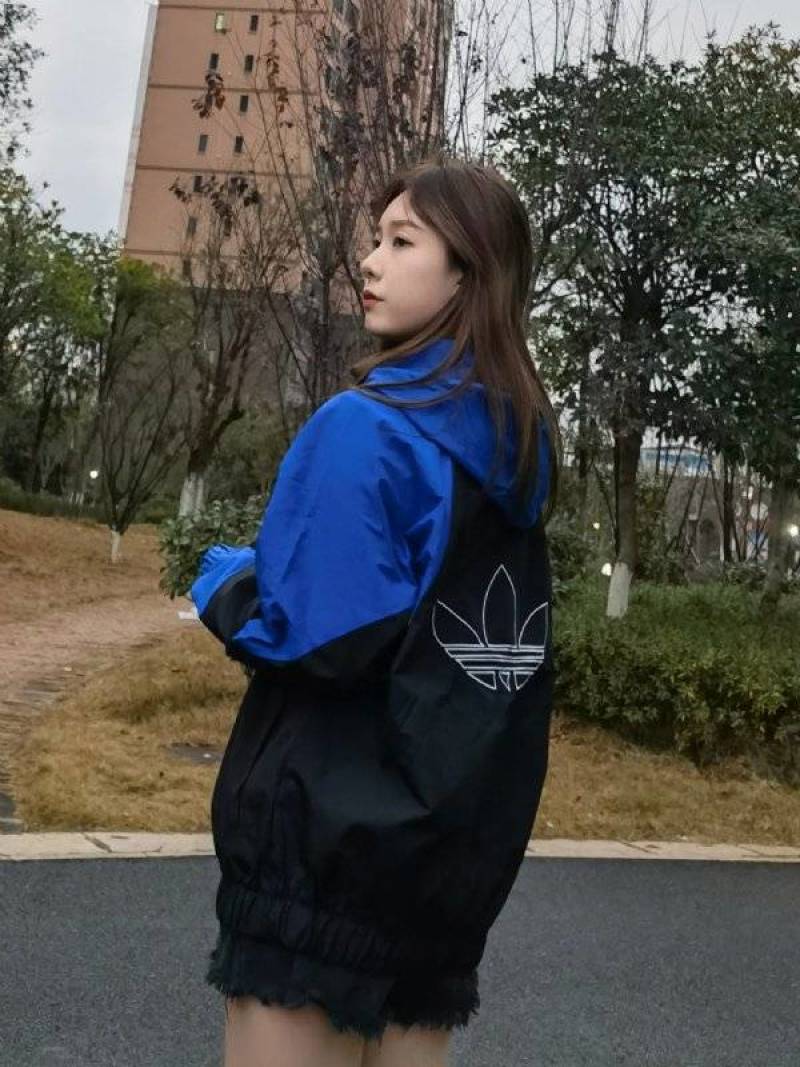 大量羽绒服价格低代发，保证质量，欢迎全国各地老板选购