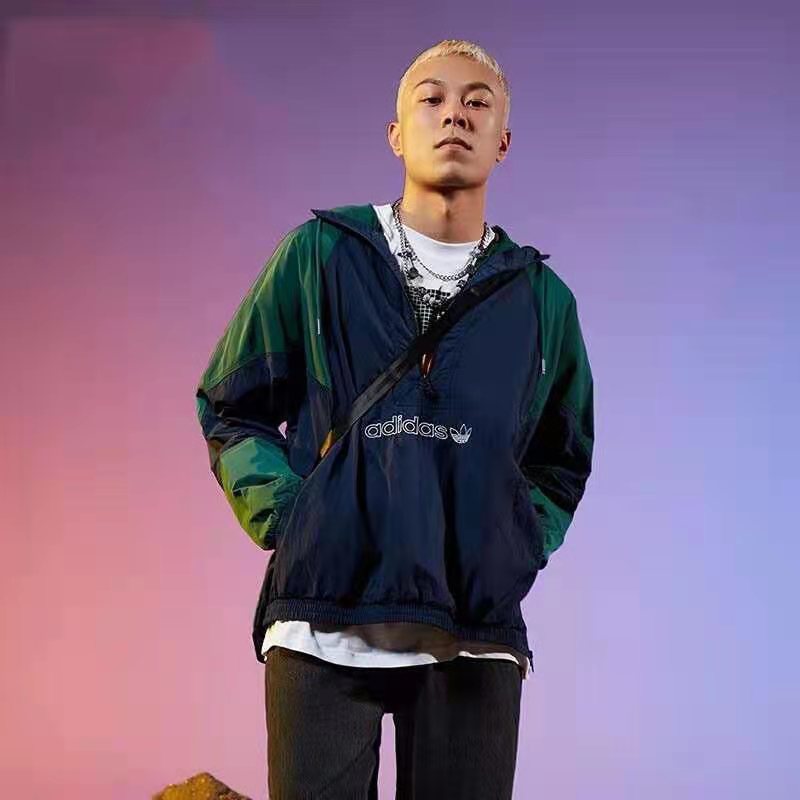 大量羽绒服价格低代发，保证质量，欢迎全国各地老板选购