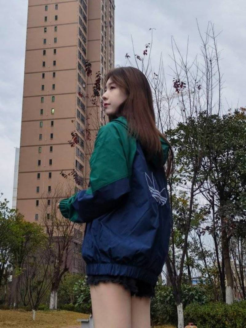 大量羽绒服价格低代发，保证质量，欢迎全国各地老板选购