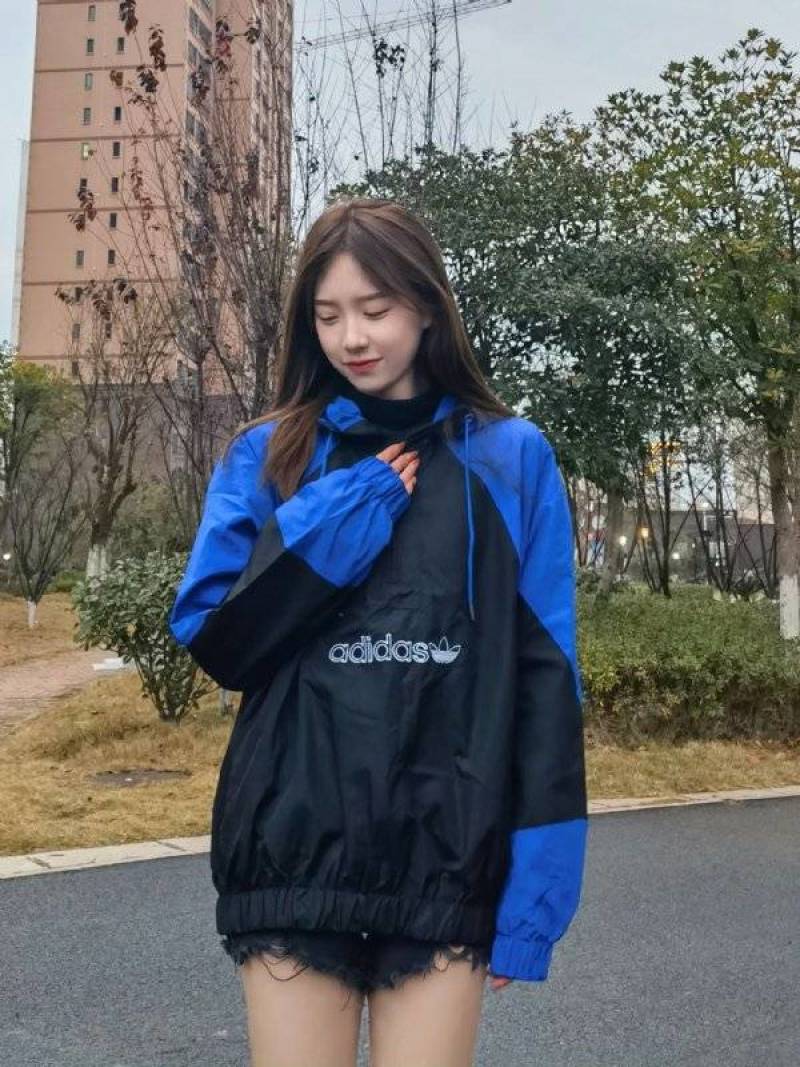 大量羽绒服价格低代发，保证质量，欢迎全国各地老板选购