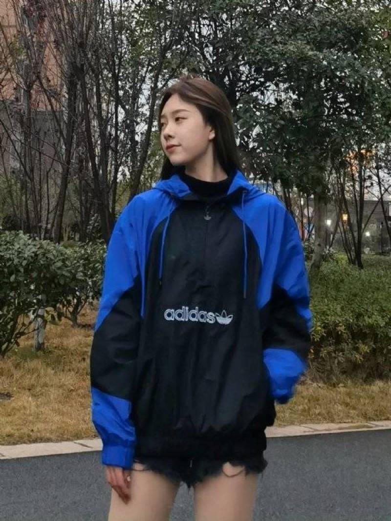 大量羽绒服价格低代发，保证质量，欢迎全国各地老板选购