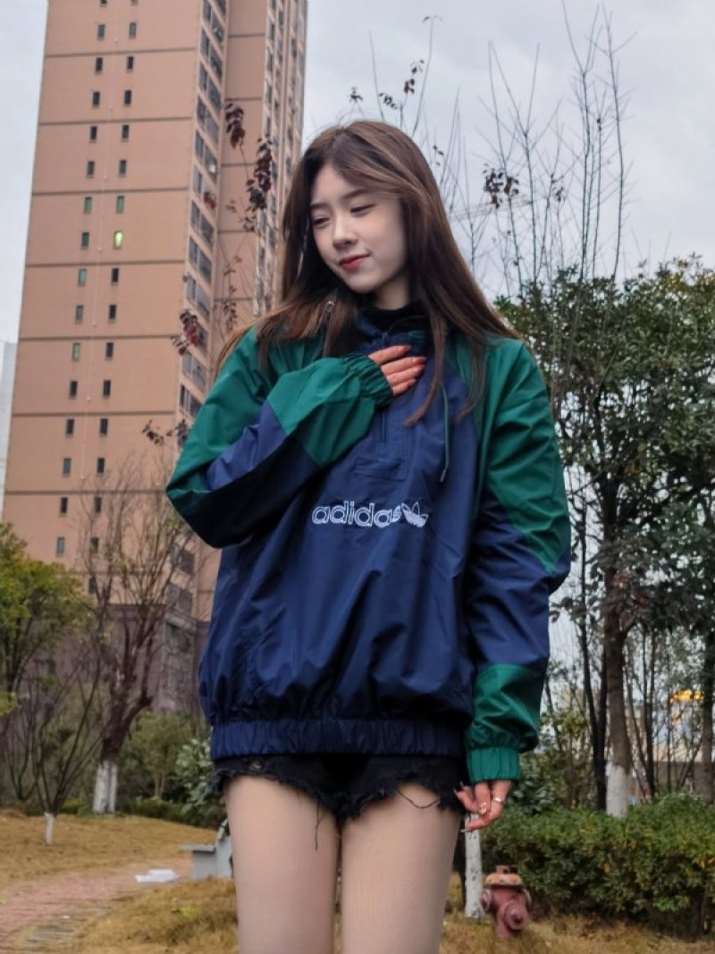 大量羽绒服价格低代发，保证质量，欢迎全国各地老板选购
