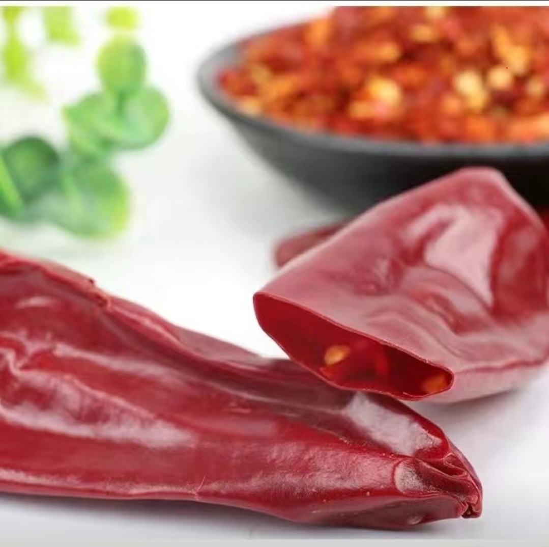 展示干辣椒剪段、去籽前后对比图 干辣椒剪段与去籽过程